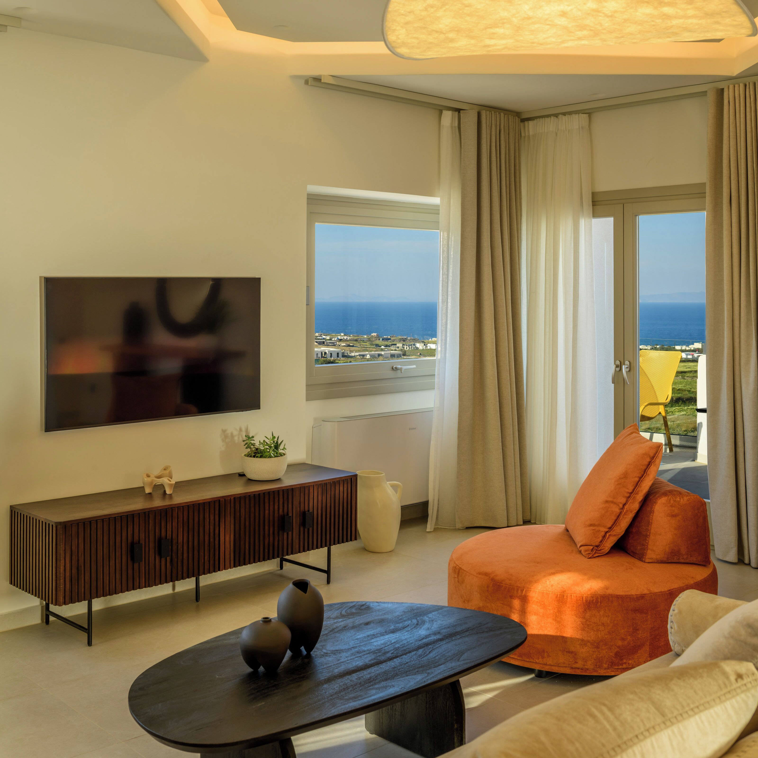 Panorama 2 Bedroom Suite with Hot Tub and Sea View | リビング エリア | 44 インチのスマートテレビ (ケーブル放送視聴可)