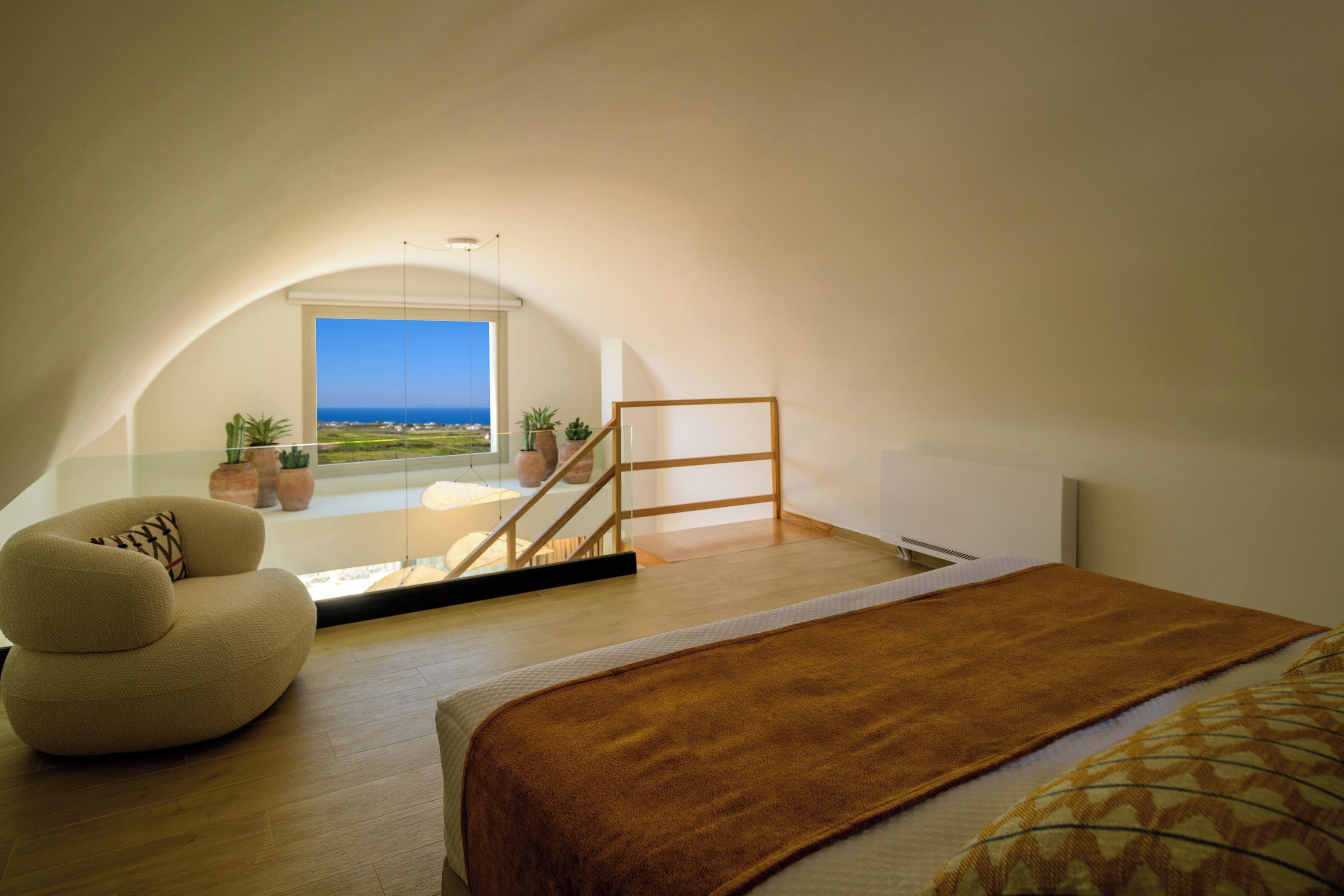 Un dormitorio con un ventanal grande, una cama, una silla y una escalera que lleva a un balcón al aire libre.