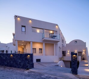 Front of property - Eteo Santorini Luxury Suites (Santorini)
