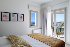 Premium 2 Bedroom Suite with Hot Tub and Sea View | Premium bedding, memory foam beds, in-room safe, individually decorated - Eteo Santorini Luxury Suites (Santorini)