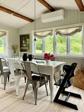 Dining - Summer house on hilltop near Kikhavn beach (Hundested)