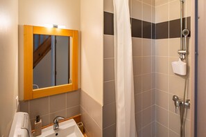 Shower - Functional Alpine Base for 8 Guests (Loudenvielle)
