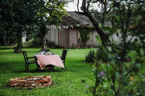 Outdoor dining - Enchanting atmosphere at Nolde country estate (Bylderup-Bov)