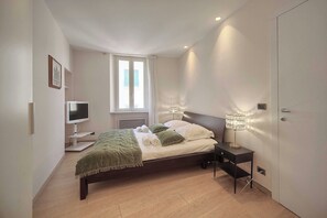 A bedroom with a bed, bedside tables, a TV, and a window. - Stunning Apartment a/c 6P with Sea View - Cannes (Cannes)