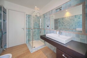 A modern bathroom with a glass shower enclosure, a large mirror, and a white sink. - Stunning Apartment a/c 6P with Sea View - Cannes (Cannes)