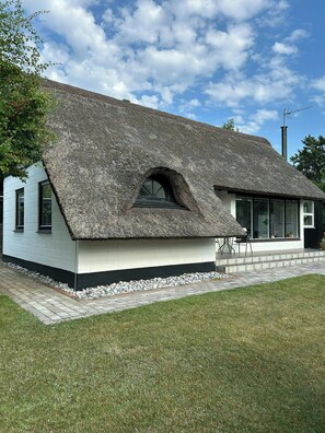 Exterior - Thatched cottage near Øer Beach and Ebeltoft (Ebeltoft)