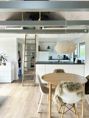 Dining - Thatched cottage near Øer Beach and Ebeltoft (Ebeltoft)