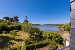 Property grounds - Ty Gréo, a waterside house in Arradon, for 6 people. (Arradon)