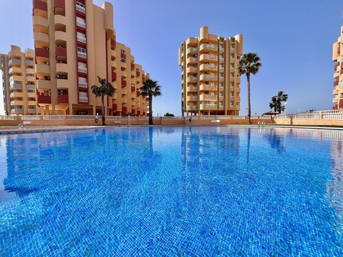 Spacious 2-bedroom apartment with canal views