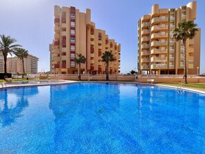 Pool - Spacious 2-bedroom apartment with canal views (La Manga del Mar Menor)
