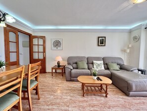 TV - Spacious 2-bedroom apartment with canal views (La Manga del Mar Menor)