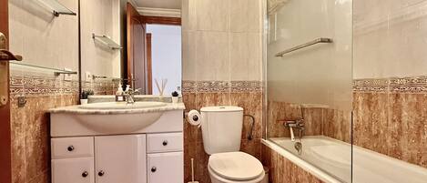 Shower, hair dryer, bidet, towels