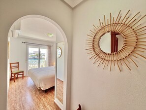 Free WiFi, bed sheets - Spacious 2-bedroom apartment with canal views (La Manga del Mar Menor)