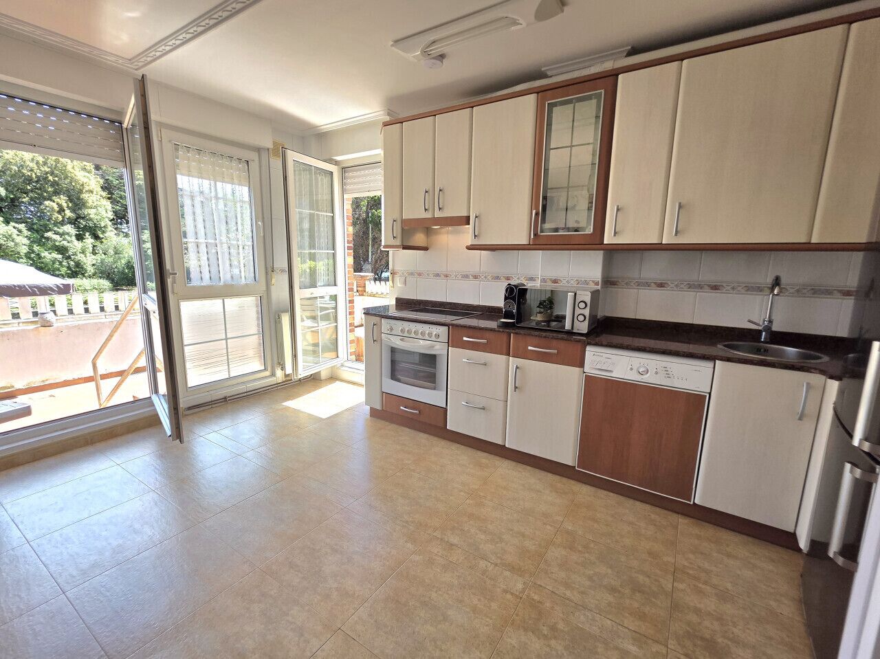 Fridge, microwave, oven, coffee/tea maker