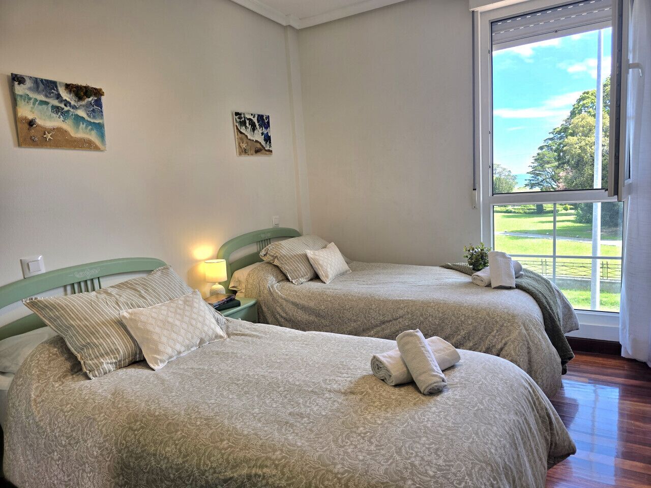 Iron/ironing board, bed sheets