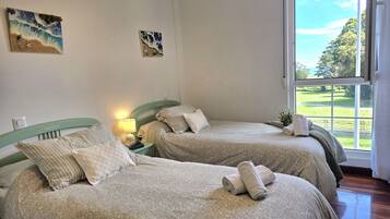 Iron/ironing board, bed sheets
