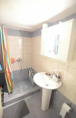 Douche, sèche-cheveux, serviettes fournies, savon