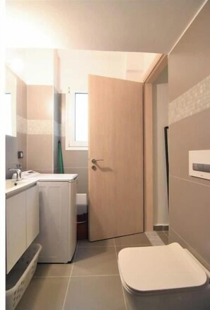 Regadera, secadora de cabello, bidet, toallas 