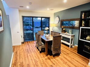 Living room - Spacious 2-bed Townhouse Near Torquay Beach (Torquay)