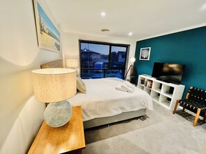 2 bedrooms, bed sheets - Spacious 2-bed Townhouse Near Torquay Beach (Torquay)