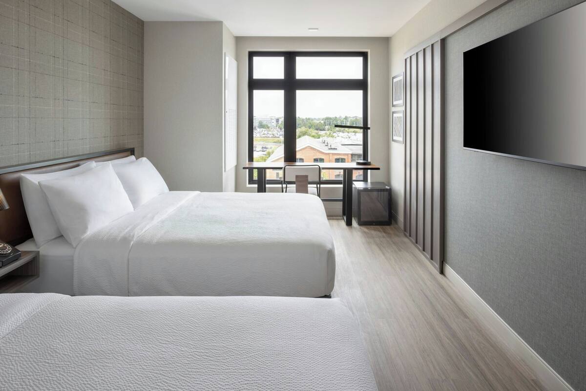 Escritorio, wifi gratis y ropa de cama