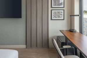 Escritorio, wifi gratis y ropa de cama