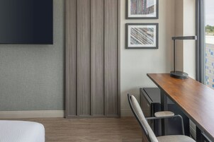 Escritorio, wifi gratis y ropa de cama