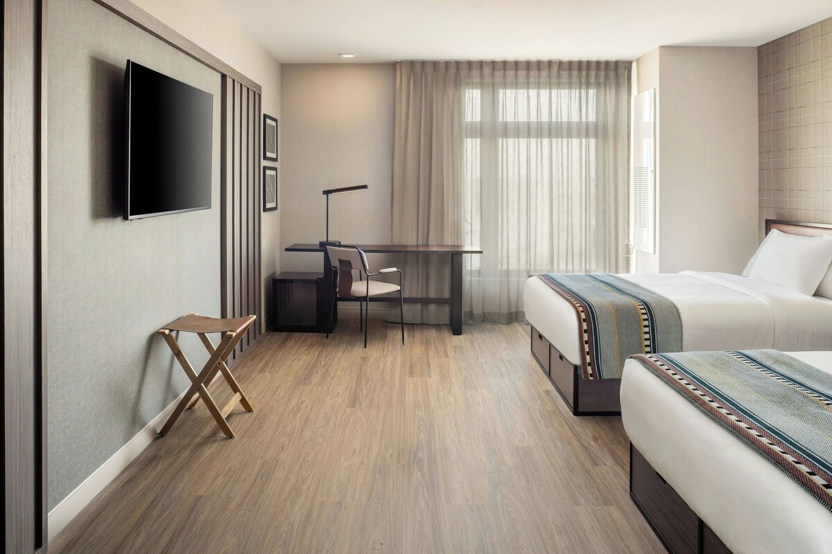 Chambre, 2 grands lits | Bureau, accès au Wi-Fi (inclus), literie fournie