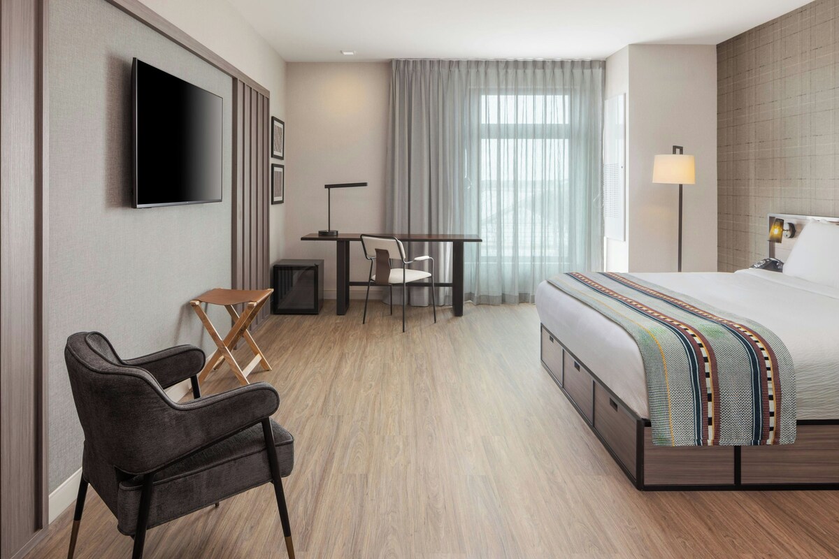 Chambre, 1 très grand lit | Bureau, accès au Wi-Fi (inclus), literie fournie
