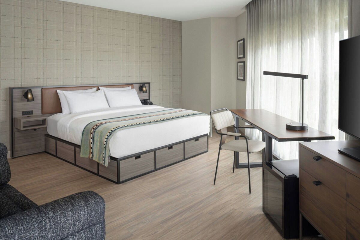 Chambre, 1 très grand lit, en coin | Bureau, accès au Wi-Fi (inclus), literie fournie