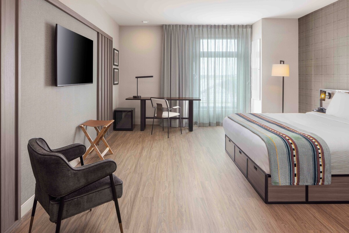 Escritorio, wifi gratis y ropa de cama 