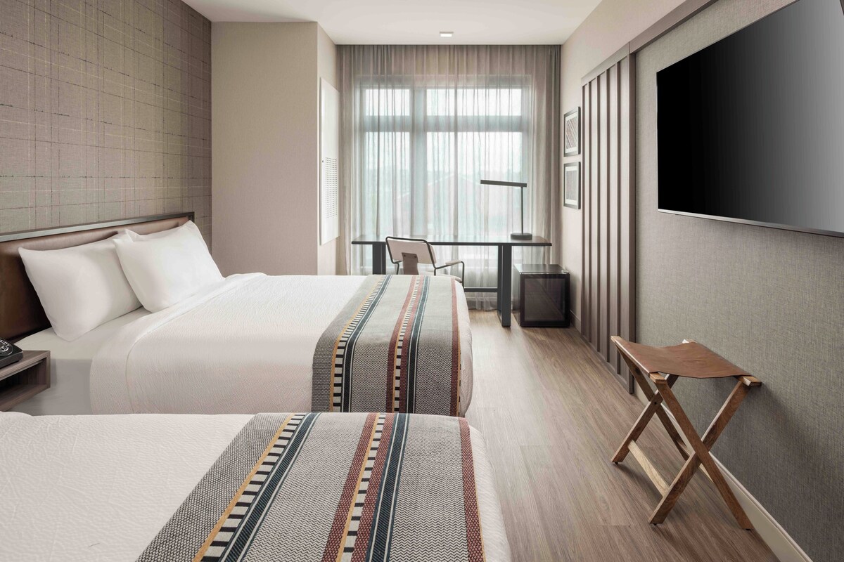Escritorio, wifi gratis y ropa de cama 