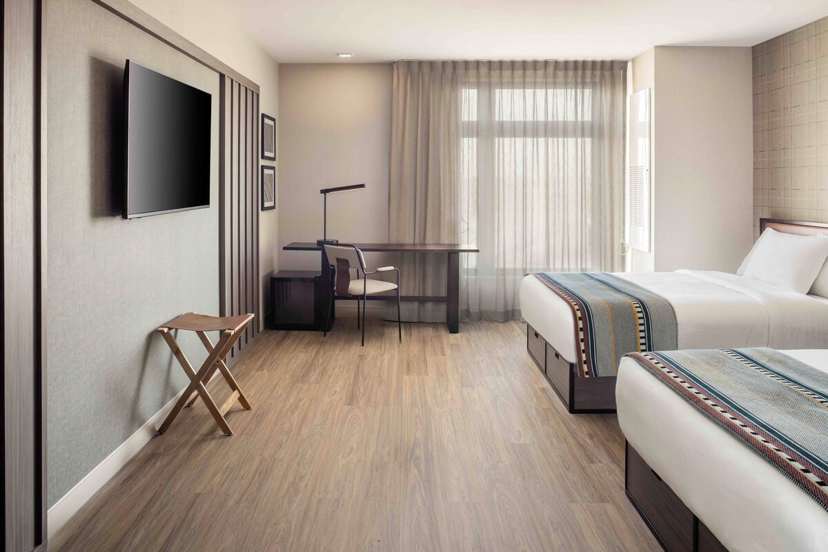 Escritorio, wifi gratis y ropa de cama 
