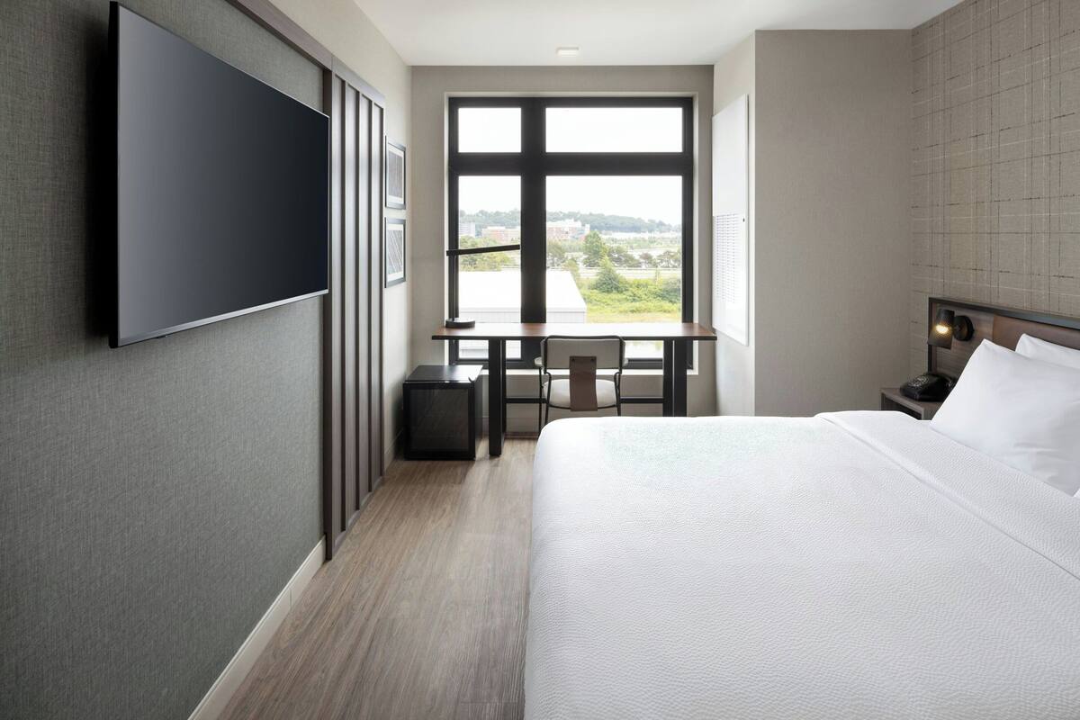 Escritorio, wifi gratis y ropa de cama