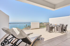 Outdoor dining - Apartment 'Ocean Vista Calaceite' with Sea View, Swimmingpool and South-facing terrace (Torrox Costa)