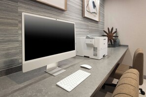 A modern office desk with a desktop computer, keyboard, and mouse. - Residence Inn by Marriott Portland Thompson's Point (Portland)