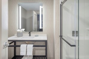 Hair dryer, towels, soap, shampoo - Residence Inn by Marriott Portland Thompson's Point (Portland)