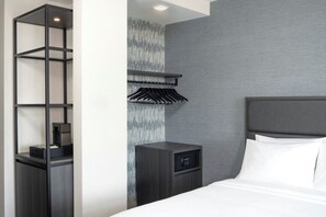 In-room safe, desk, laptop workspace, blackout drapes - Residence Inn by Marriott Portland Thompson's Point (Portland)