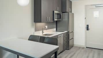 Full-size fridge, microwave, stovetop, dishwasher
