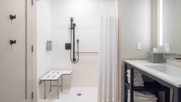 Un baño moderno con ducha, inodoro y lavamanos.