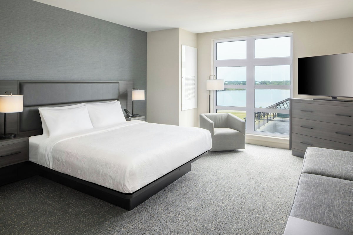 Studio Suite, 1 King Bed with Sofa bed | In-room safe, desk, laptop workspace, blackout drapes
