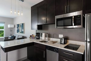 Full-size fridge, microwave, stovetop, dishwasher