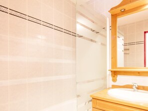 Apartment | Bathroom - Alpine Apartment Near Slopes (Modane)