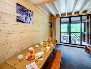 Apartment | Dining - Large Alpine Base for 9 Near Slopes (Garin)