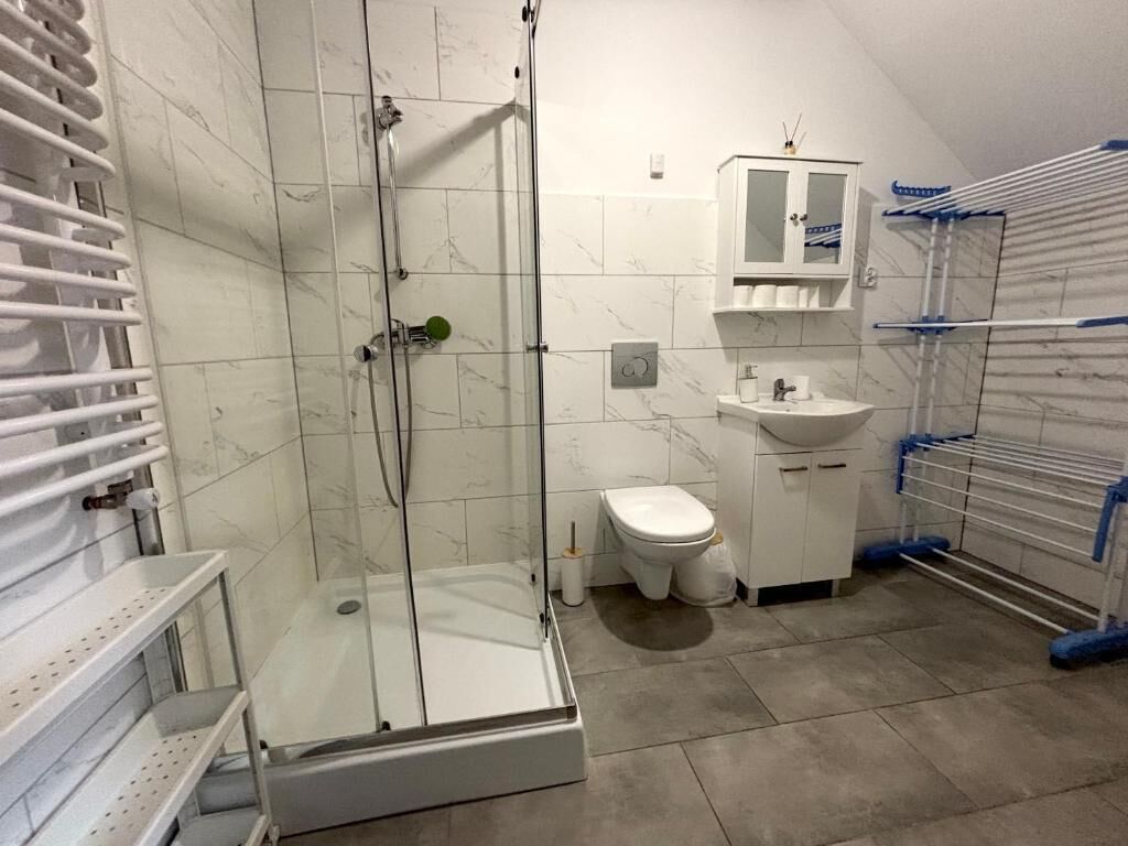 Ducha, artículos de tocador gratuitos, secador de pelo, toallas