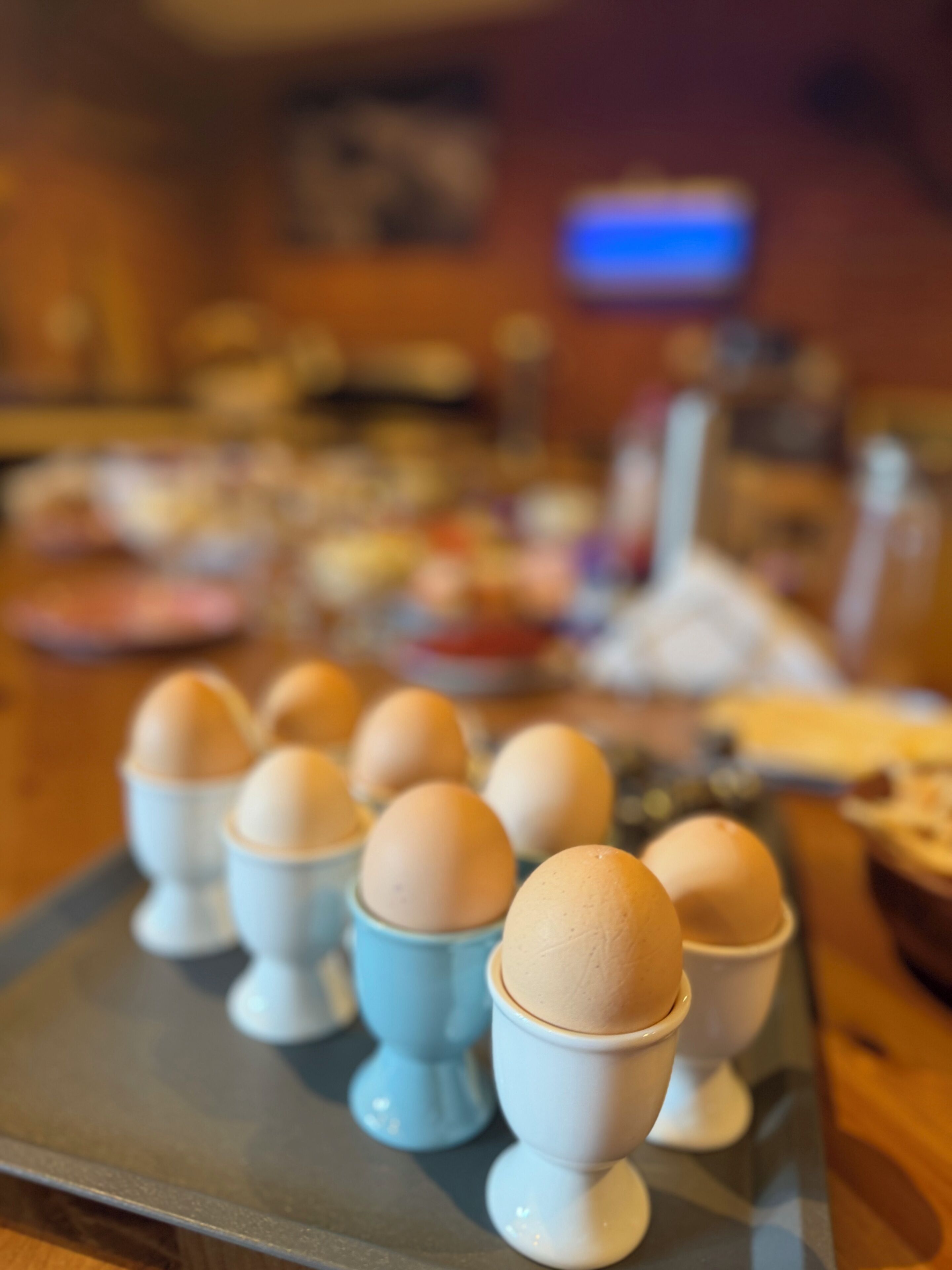 Una bandeja con huevos en una mesa.