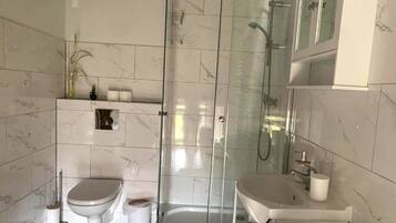 Dusch, gratis toalettartiklar, hårtork och handdukar