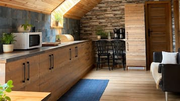 Full-size fridge, microwave, oven, stovetop