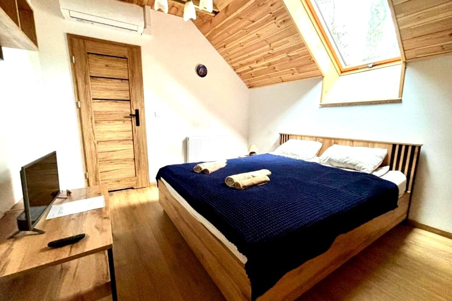Habitación triple Confort | Cortinas blackout, tabla de planchar con plancha y wifi gratis 