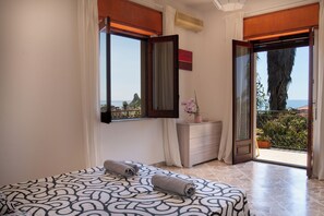 2 bedrooms, iron/ironing board, travel cot, free WiFi - Stunning Sea View Villa - Private Garden & Parking - Near Etna & Taormina (Aci Castello)